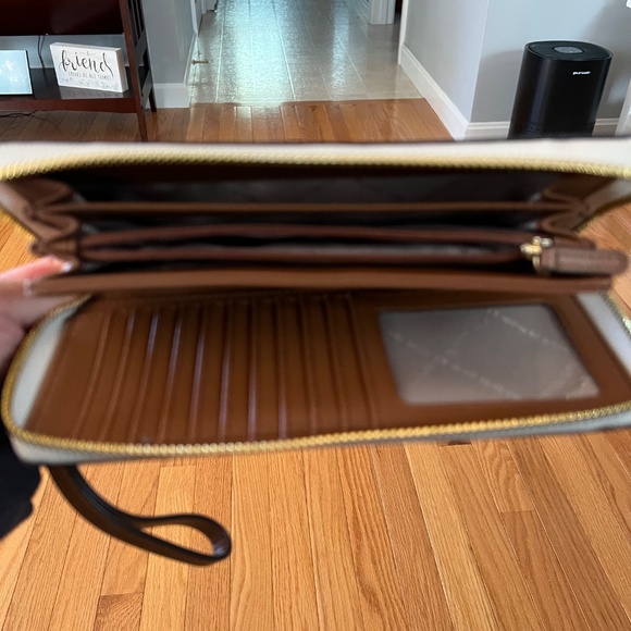 Michael Kors Signature Shoulder Bag & Large Logo Wristlet - Picture 5 of 7